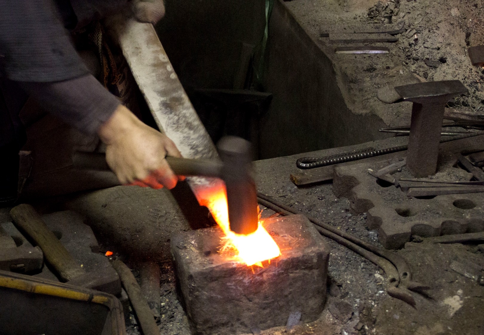鍛冶屋の作業風景。真っ赤に焼いた鋼を叩いている